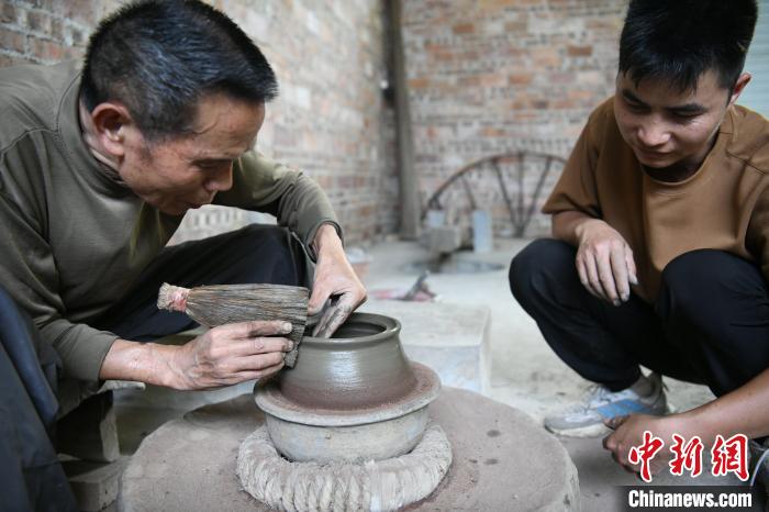 娛樂城：他堅守著瀕臨失傳的仫佬族煤砂罐制作技藝