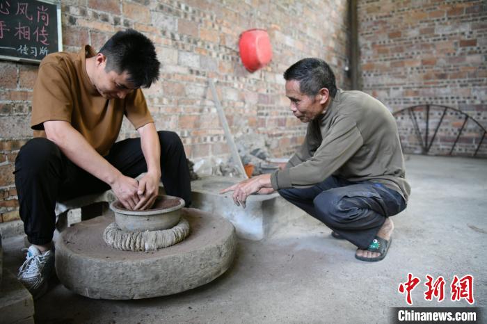 娛樂城：他堅守著瀕臨失傳的仫佬族煤砂罐制作技藝