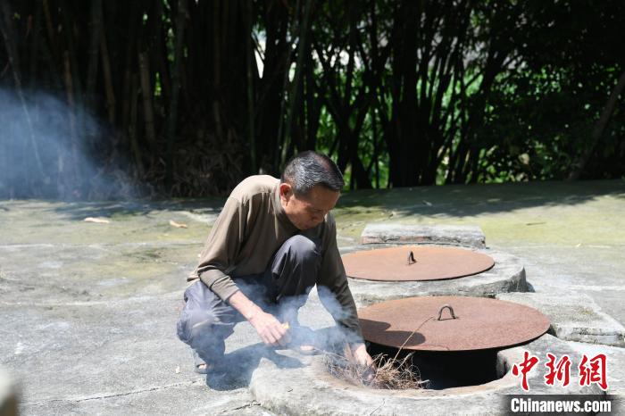 娛樂城：他堅守著瀕臨失傳的仫佬族煤砂罐制作技藝