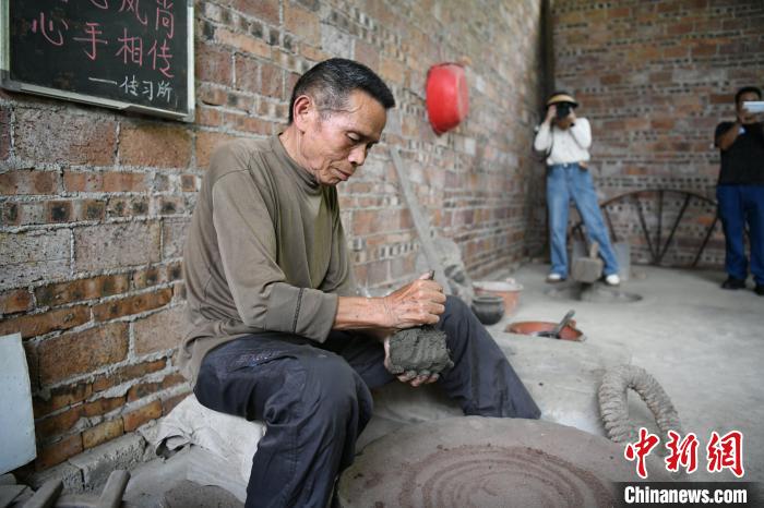 娛樂城：他堅守著瀕臨失傳的仫佬族煤砂罐制作技藝
