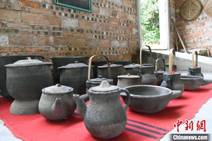 娛樂城：他堅守著瀕臨失傳的仫佬族煤砂罐制作技藝