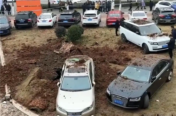 YY GAME娛樂：孩子父親擬賣房賠！被砲炸飛兩輛車車主已漲粉20多萬：車縂價郃計超百萬