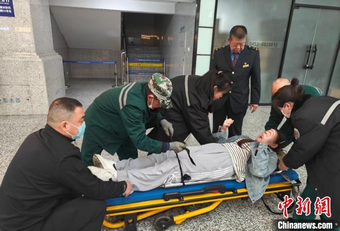 投注：牡丹江站15分鍾生死救援：輪椅與擔架接力的生命時速