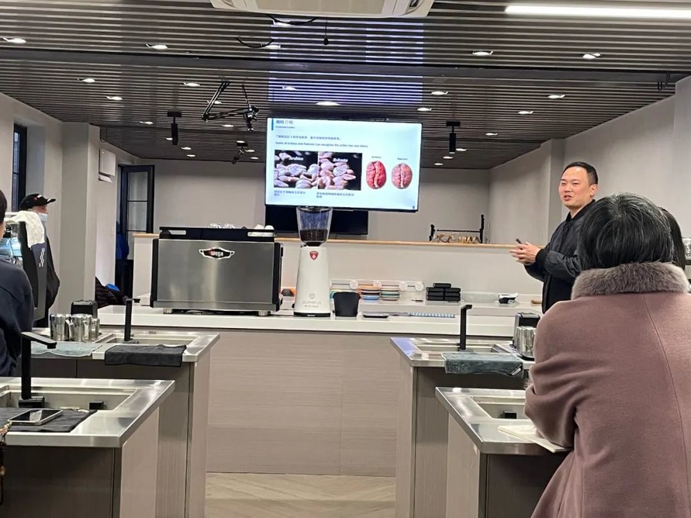 賭波：我在上海老年大學，學做咖啡