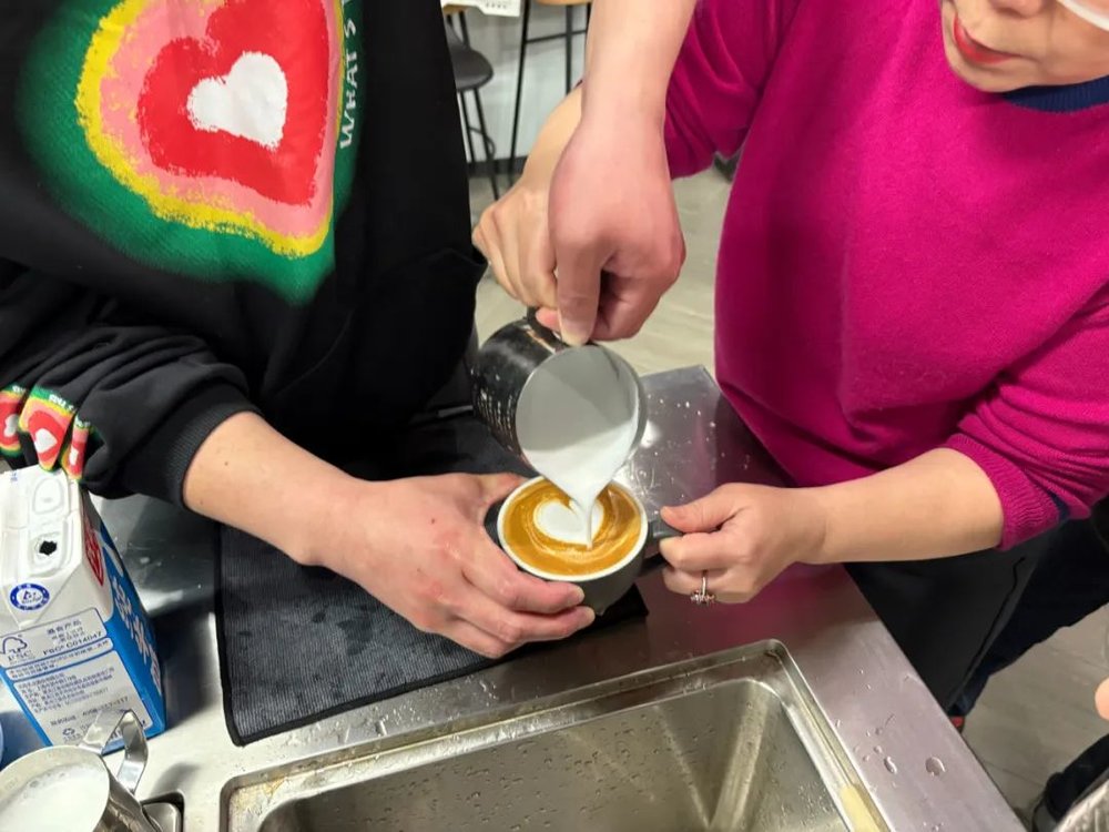 賭波：我在上海老年大學，學做咖啡